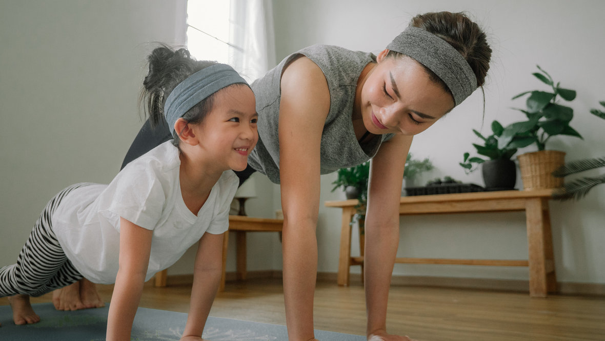 Мать и дочь занимаются спортом