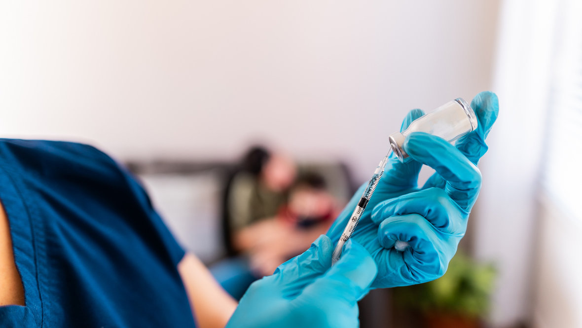 Медсестра набирает шприц с лекарством