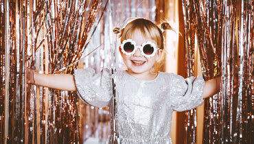 Стилист назвала трендовые образы для встречи Нового года 2026 в детском саду