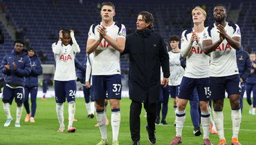 Томас Франк (в черном) и футболисты «Тоттенхэма».