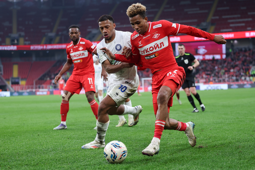 Полузащитник «Спартака» Жедсон Фернандес (справа).