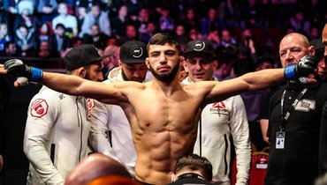 Царукян победил Хукера удушающим приемом на турнире UFC в Катаре