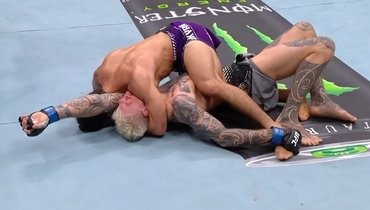 Арман Царукян победил Дэна Хукера удушающим приемом на турнире UFC в Дохе.