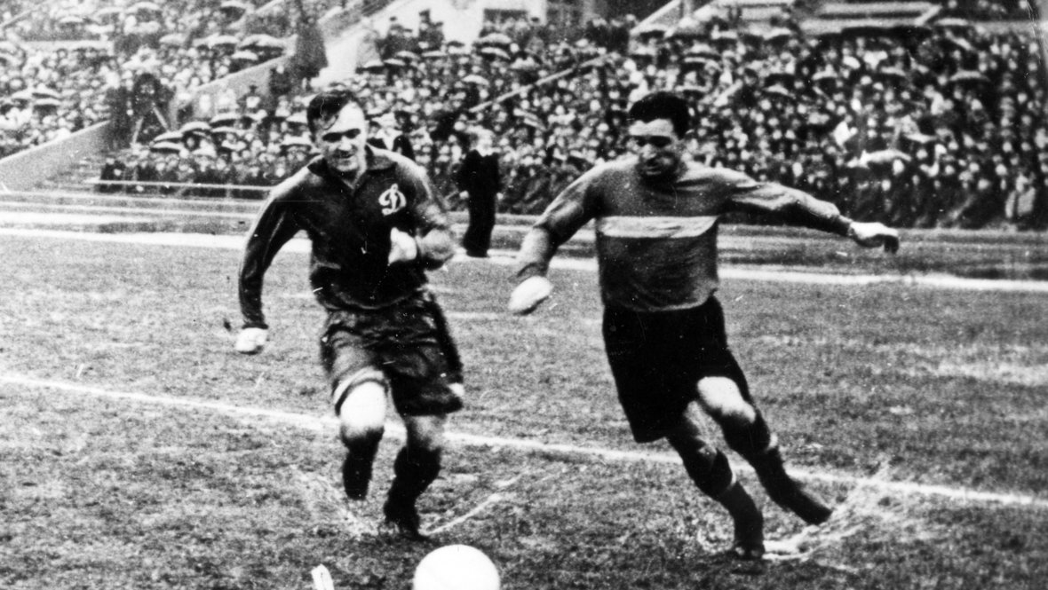 Никита Симонян (справа) в матче «Динамо» — «Спартак» в 50-е годы.