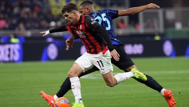 Гол Пулишича принес «Милану» победу над «Интером», Чалханоглу не реализовал пенальти