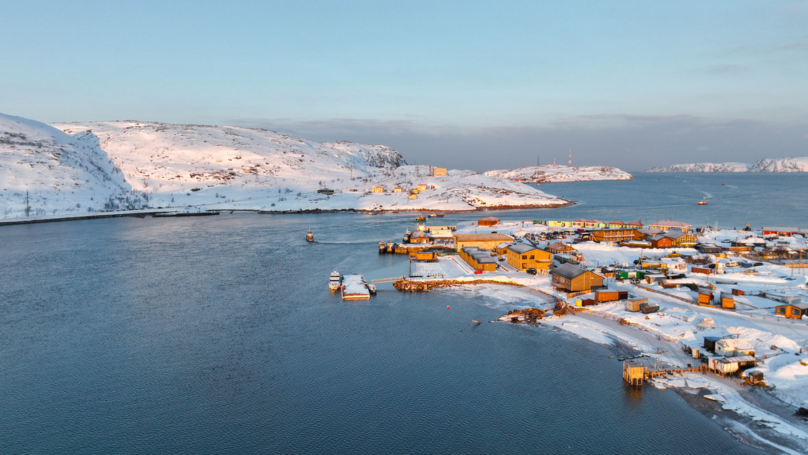 Поселок Териберка и Баренцево море.
