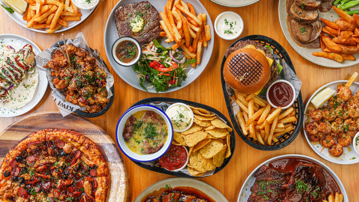 Различная еда на столе