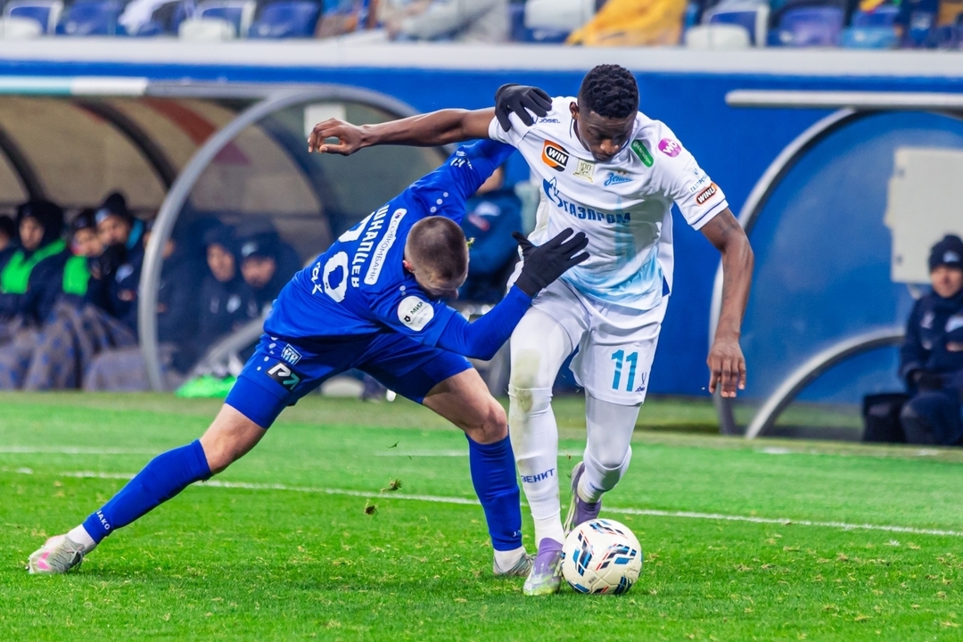 Нападающий «Зенита» Луис Энрике (справа) в матче против «Пари НН».