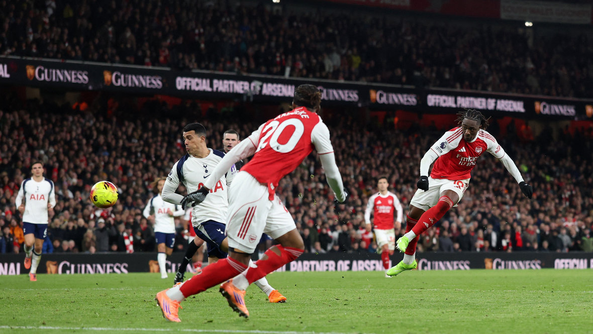 Полузащитник «Арсенала» Эберечи Эзе бьет по воротам «Тоттенхэма».