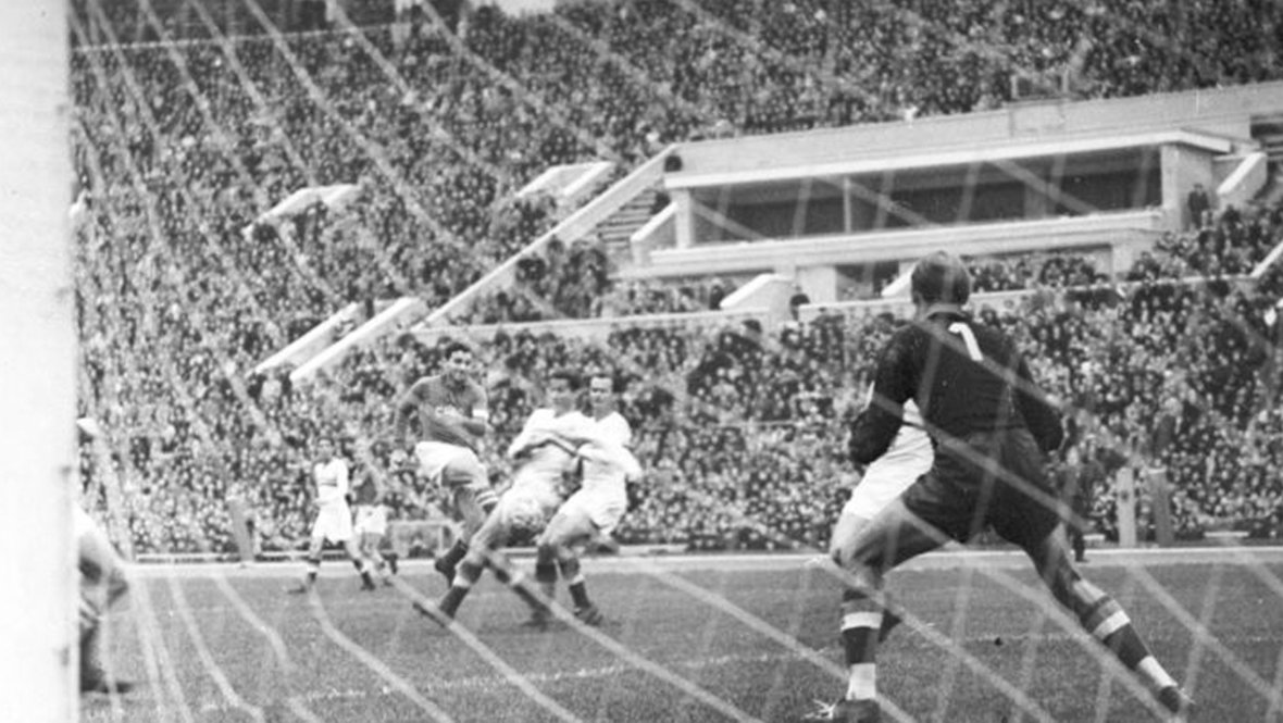 Никита Симонян в игре за сборную СССР.