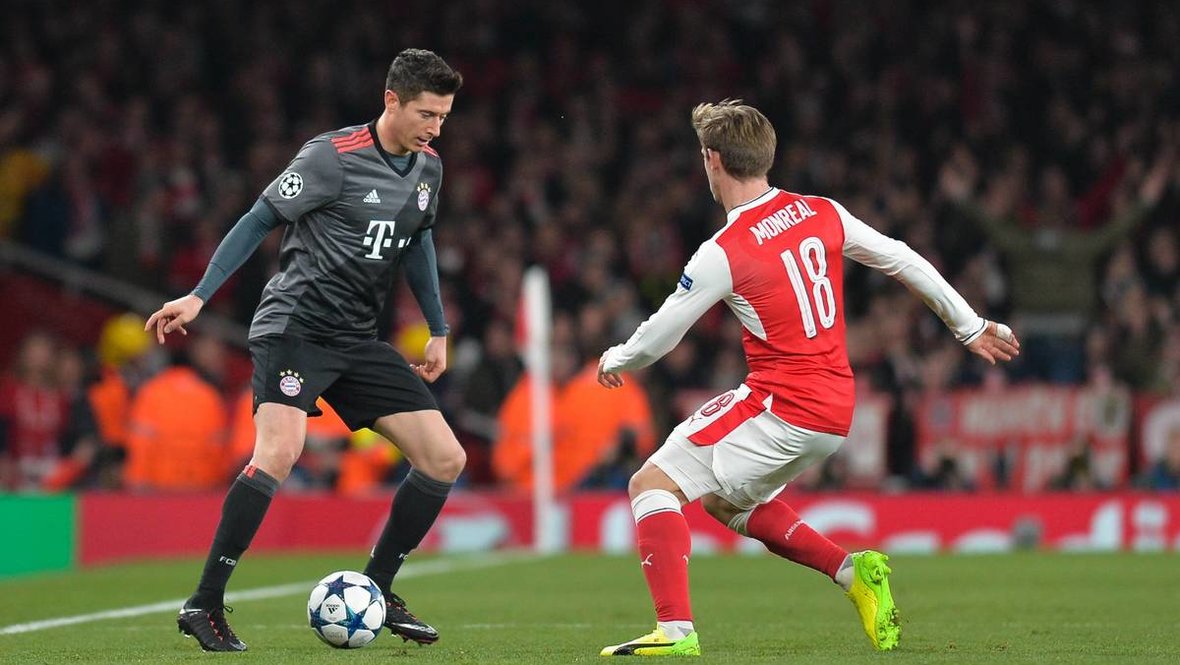 Роберт Левандовски и Начо Монреаль в матче «Арсенал» — «Бавария».