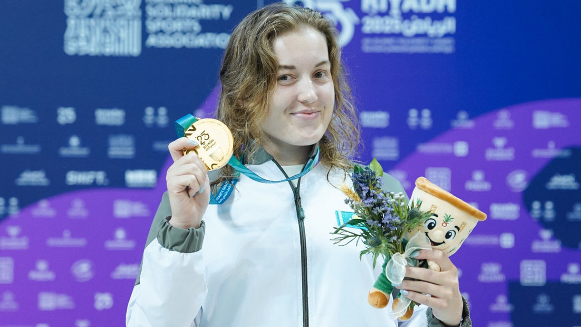 Софья Сподаренко с медалью за победу на Играх исламской солидарности.