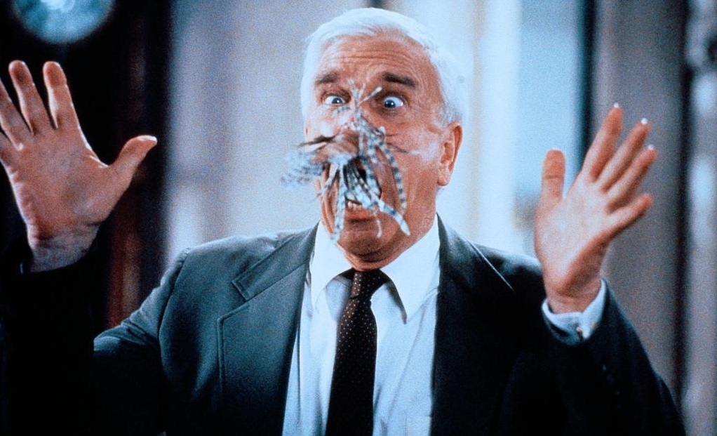 Кадр из фильма «Голый пистолет», реж. Дэвид Цукер, Paramount Pictures