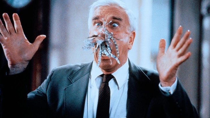 Кадр из фильма «Голый пистолет», реж. Дэвид Цукер, Paramount Pictures