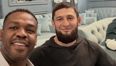 Стрелял из РПГ, боролся с Чимаевым и получил квартиру: легенда UFC Джон Джонс посетил Чечню