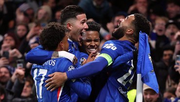 Футболисты «Челси» празднуют гол Эстевао в ворота «Барселоны» в матче Лиги чемпионов 25 ноября.