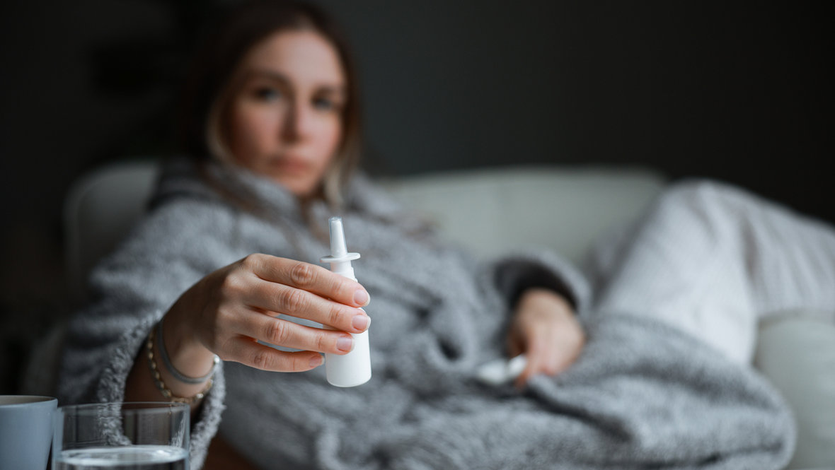 Девушка лечит насморк