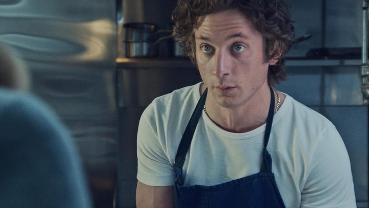 Кадр из сериала «Медведь», реж. Кристофер Сторер, Джоэнна Кало, Рами Юссеф, Hulu