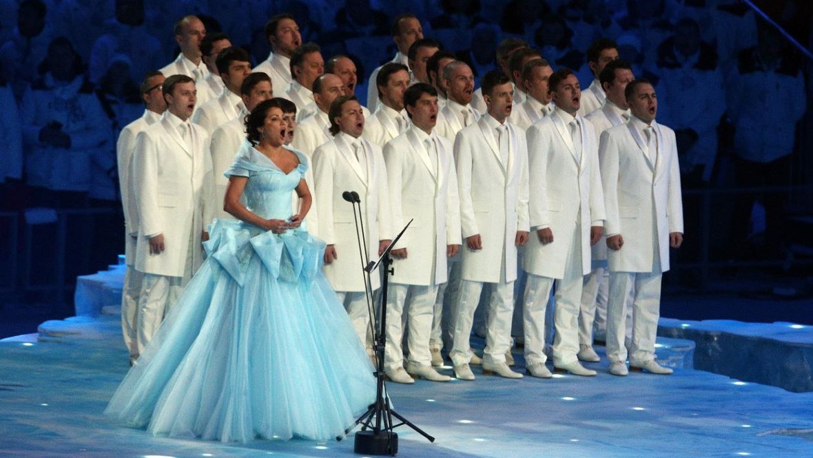 Анна Нетребко во время исполнения олимпийского гимна на церемонии открытия Олимпиады-2014 в Сочи.