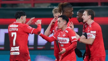 Футболисты «Спартака» празднуют гол Пабло Солари в ворота «Локомотива» в ответном матче 1/4 финала Кубка России 26 ноября.