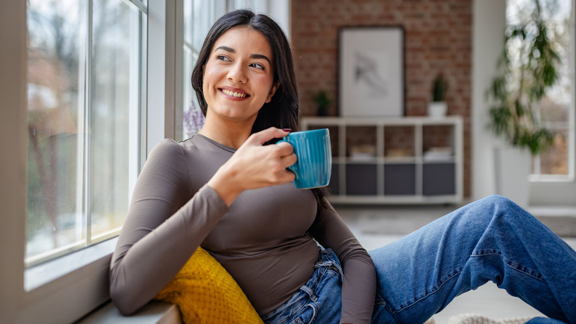 Девушка пьет кофе