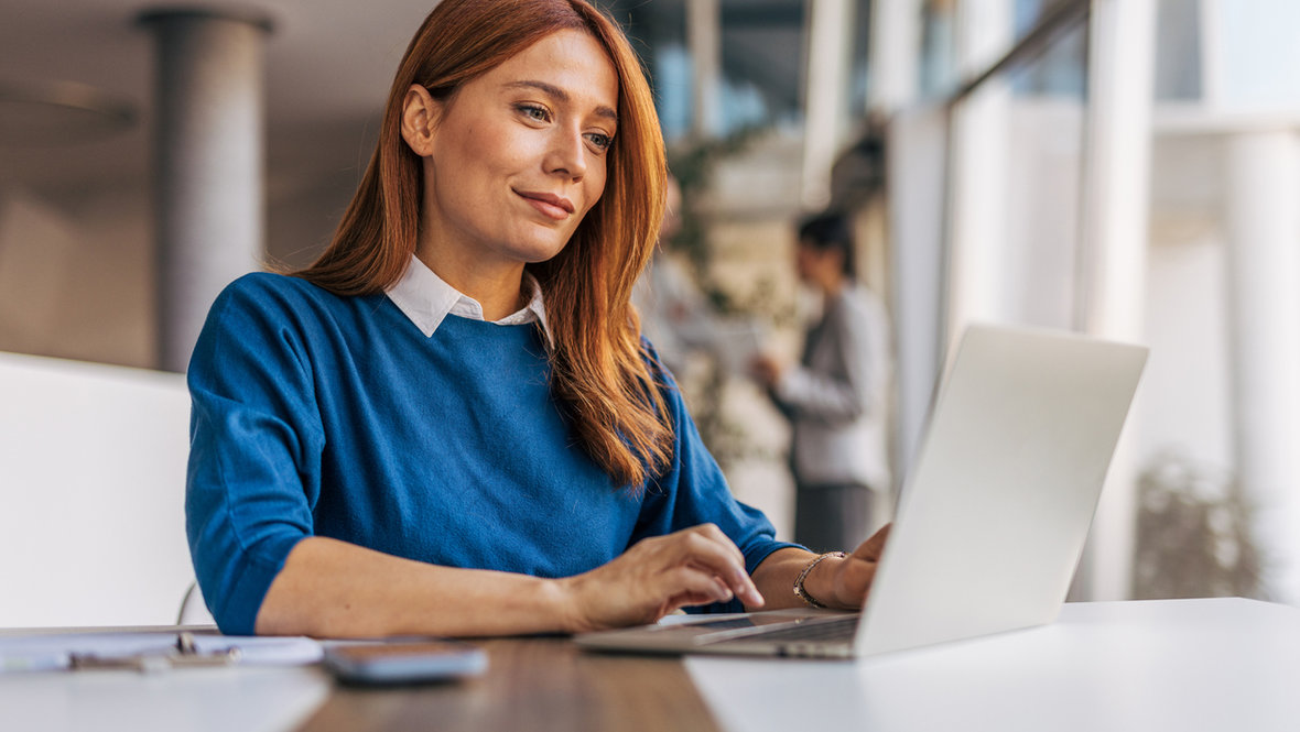 Девушка работает за компьютером