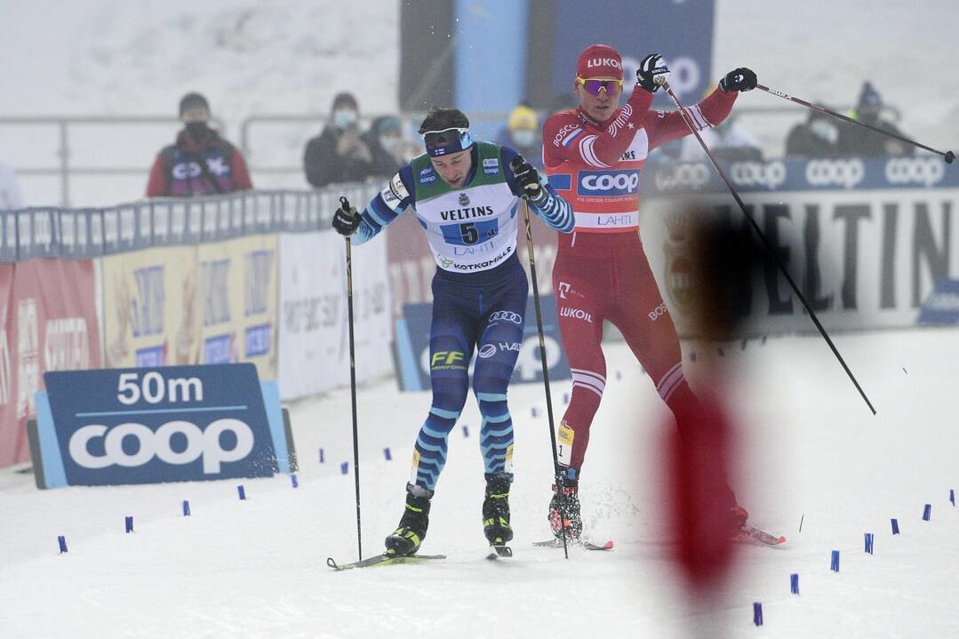 Столкновение Александра Большунова и Йони Мяки на этапе Кубка мира-2020/21 в Лахти.