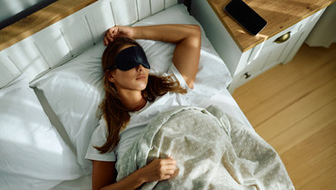 Девушка спит