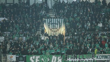 На матче против киевского «Динамо» вывесили флаги России и СССР. Это сделали фанаты «Омонии»