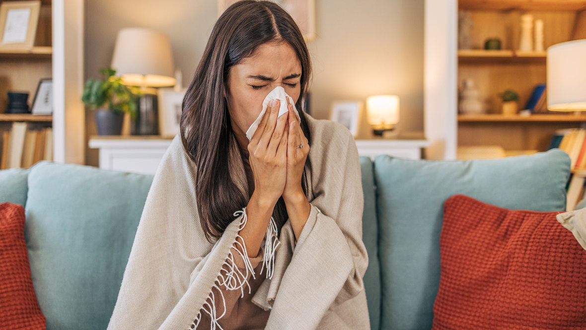 Девушка болеет дома