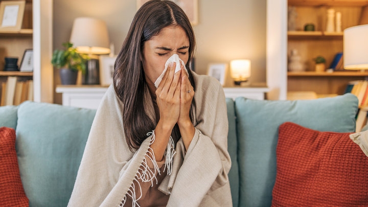 Девушка болеет дома