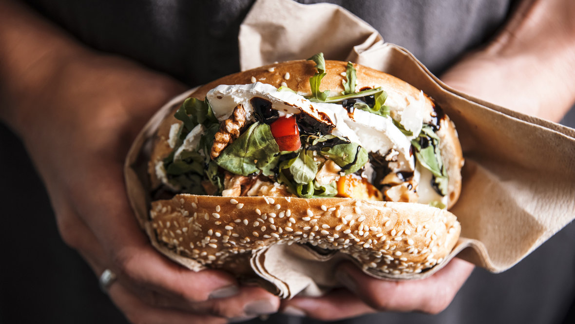 Бургер в руках