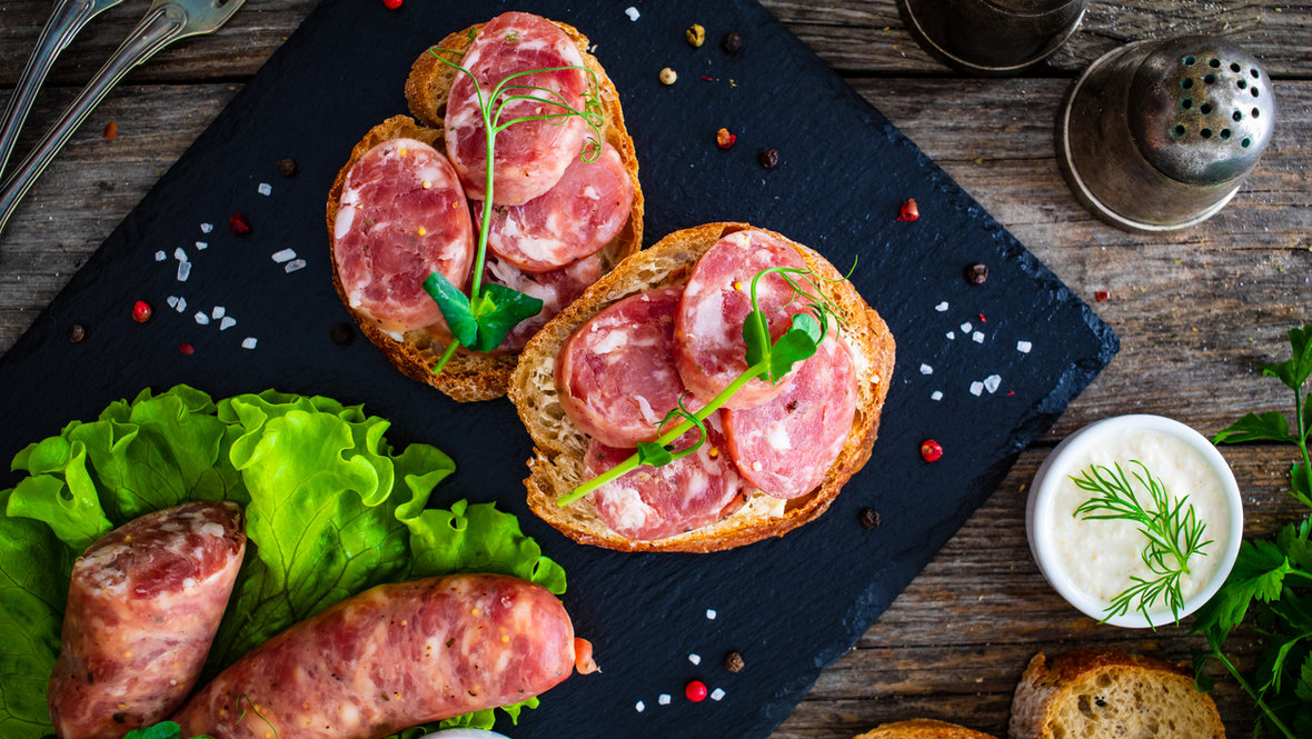 Бутерброды с колбасой