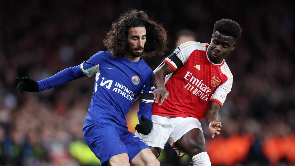 Марк Кукурелья и Букайо Сака в матче «Челси» — «Арсенал».