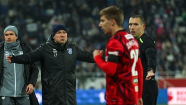 Талалаев снова сорвался: грубо оскорбил судью в матче со «Спартаком», «Балтика» закончит год без тренера