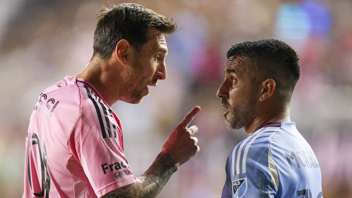 Лионель Месси и Максимилиано Моралес.