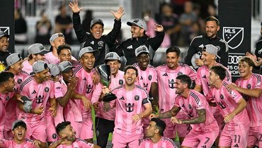 Лионель Месси (в центре) и футболисты «Интер Майами» празднуют победу в финале Восточной конференции МЛС.