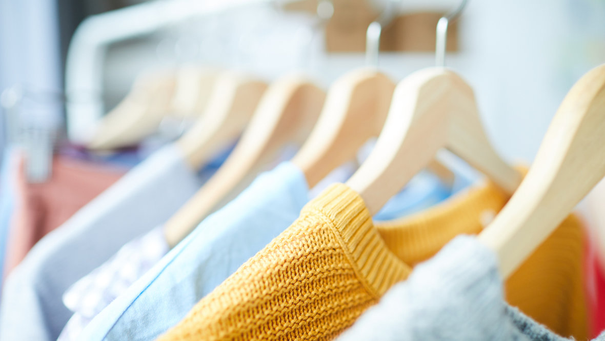 Одежда на вешалке