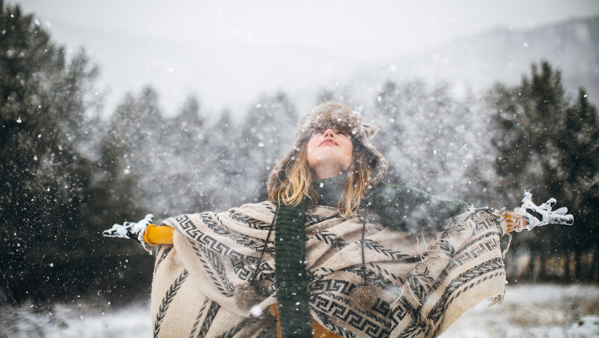 Девушка в пончо и меховой шапке