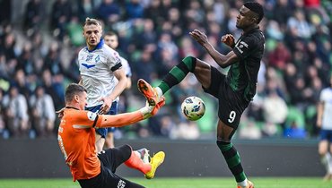 Нападающий «Краснодара» Джон Кордоба (справа) в матче против «Крыльев Советов».