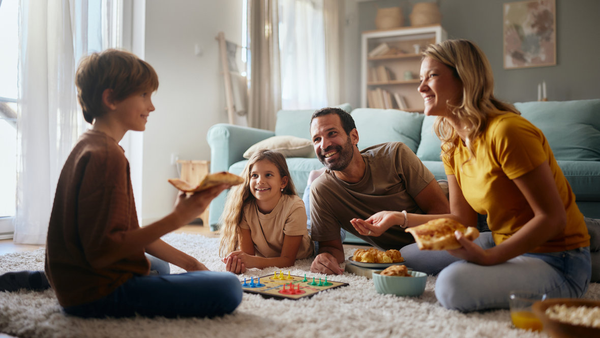 Семья играет в настольную игру