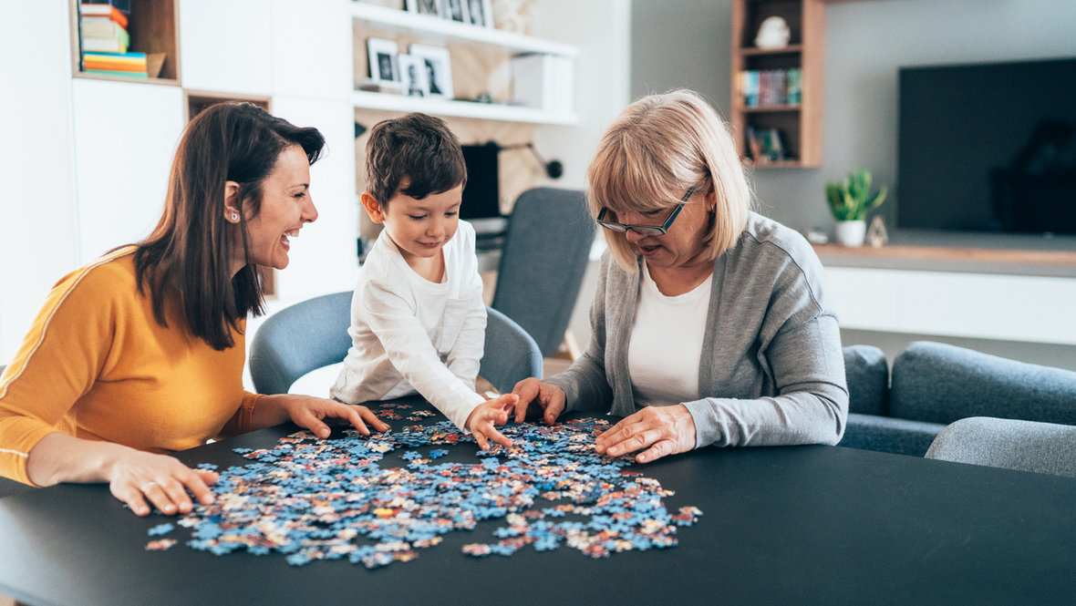 Семья складывает пазлы