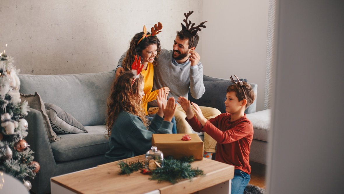 Семья проводит время вместе