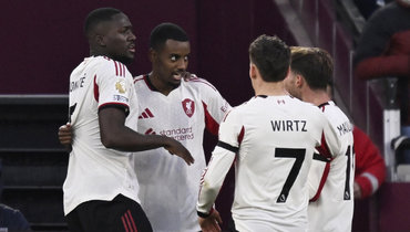 Нападающий «Ливерпуля» Александер Исак (второй слева) празднует гол в ворота «Вест Хэма».