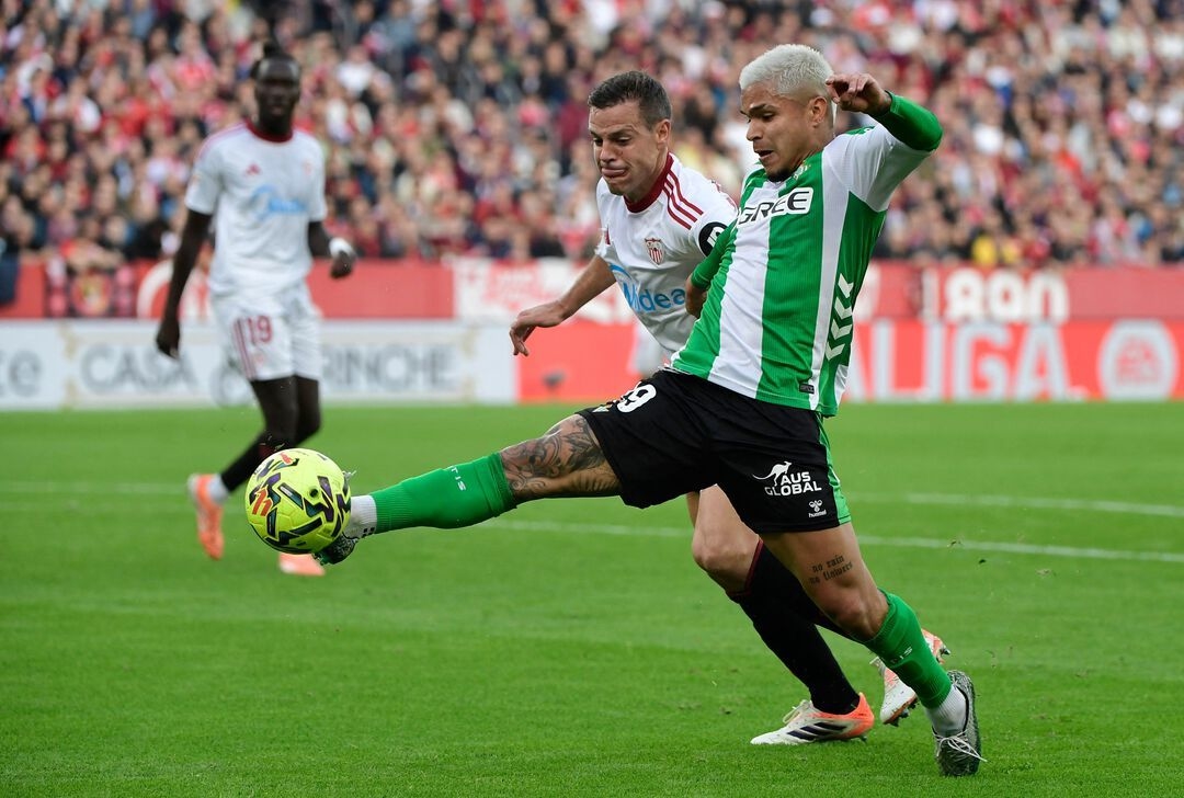 Нападающий «Бетиса» Кучо Эрнандес (справа) против защитника «Севильи» Сесара Аспиликуэты.