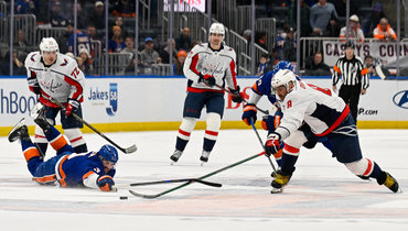 Александр Овечкин забивает гол в матче «Айлендерс» — «Вашингтон» (1:4) 30 ноября в Нью-Йорке.