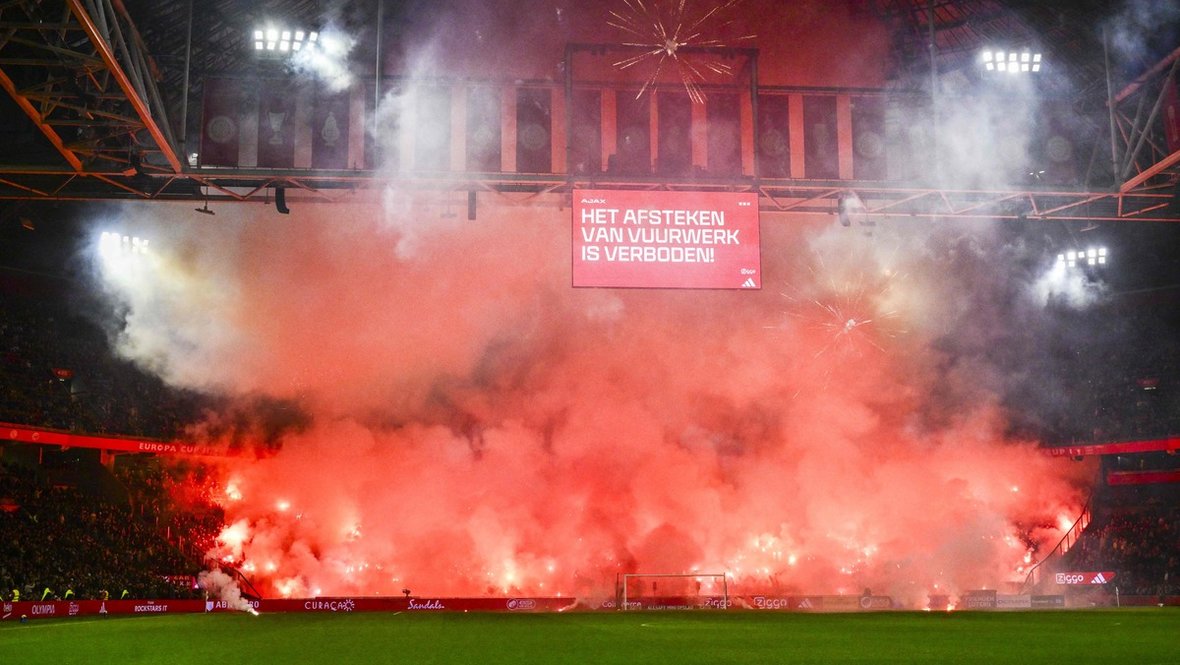 «Это неприемлемо»: фанаты «Аякса» сорвали матч с «Гронингеном», устроив пиротехническое шоу в память об умершем болельщике