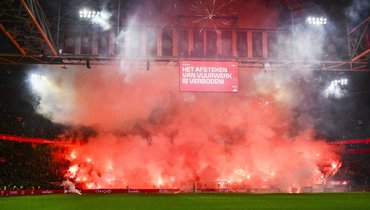 «Это неприемлемо»: фанаты «Аякса» сорвали матч с «Гронингеном», устроив пиротехническое шоу в память об умершем болельщике
