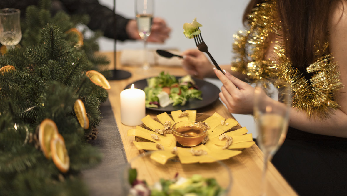Гастроэнтеролог объяснила, что делать, если заболел желудок во время новогоднего застолья
