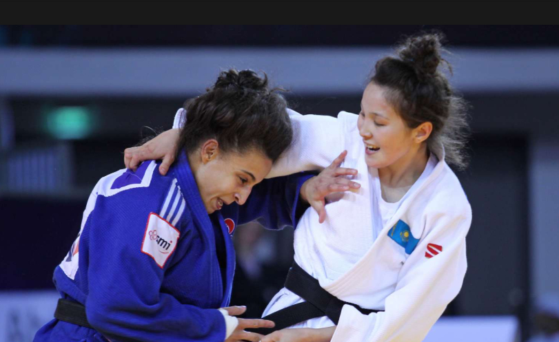 Айгерим Абилкадирова (справа).